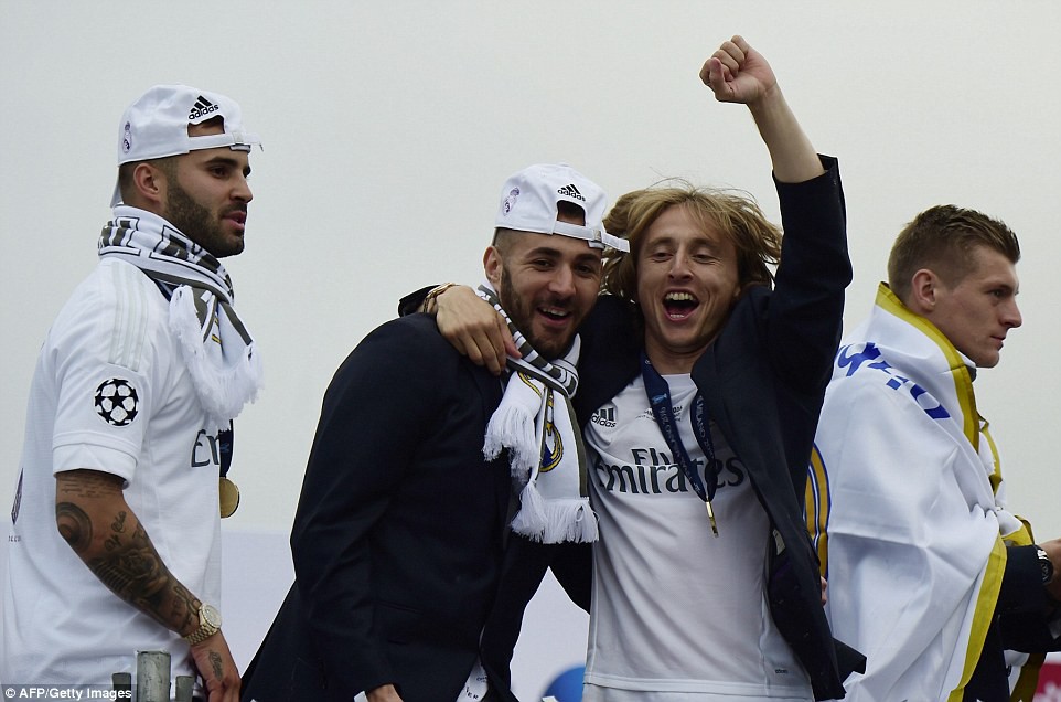 Karim Benzema và Luka Modric hạnh phúc trong chiến thắng.