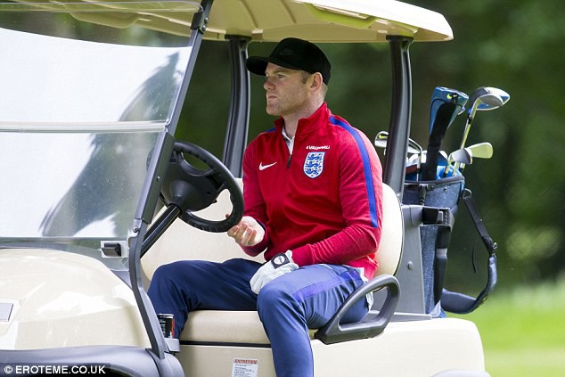 Rooney cảm thấy thư giãn khi lái xe buggy.