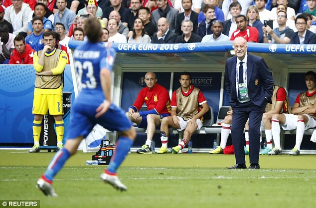 Casillas và Del Bosque trong trận đấu giữa Tây Ban Nha và Italia.