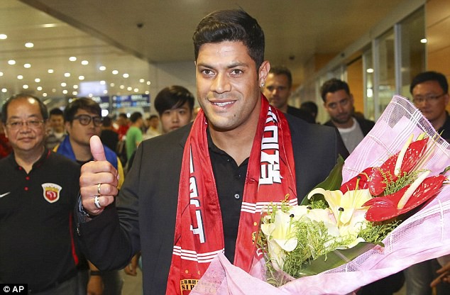 Hulk được chào đón tại sân bay Trung Quốc.