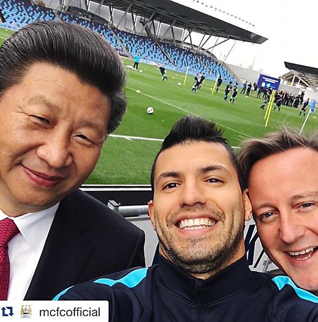Aguero trong một bức ảnh chụp chung với Chủ tịch Trung Quốc Tập Cận Bình và Thủ tướng Anh David Cameron.