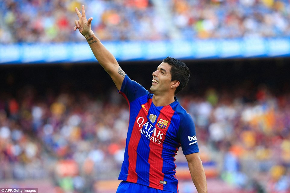 Suarez lập hat-trick trong trận đấu đầu tiên của Barca tại mùa giải 2016/17.