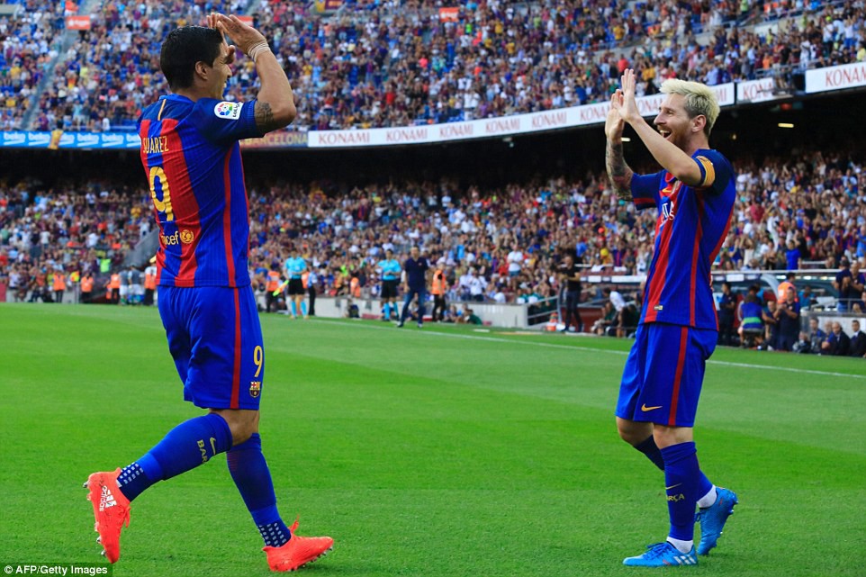 Messi và Suarez ăn mừng bàn thắng 
