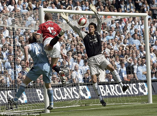 Andreas Isaksson là thủ môn người Thụy Điển duy nhất chơi tại derby Manchester.