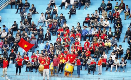 Chỉ có một nhóm khán giả đến xem giải bóng đá nữ TP.Hồ Chí Minh trong trận gặp Myanmar.