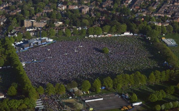 Victoria Park bị bao vây bởi hơn 240.000 người hâm mộ.