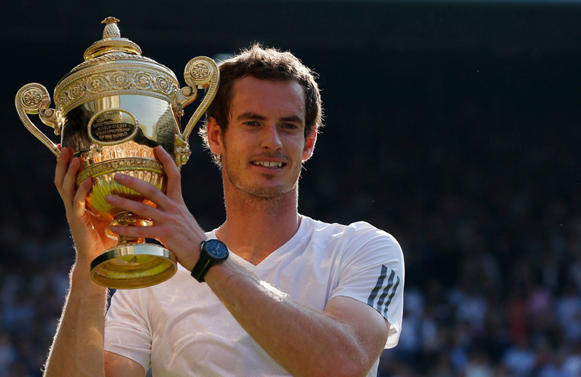Andy Murray và chiếc cúp vô địch Wimbledon 2016.