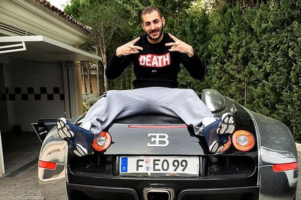 Kazim Benzema tạo dáng bên siêu xe đắt đỏ.