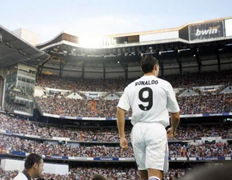 Giây phút Cristiano Ronaldo mặc chiếc áo số 9 do Di Stefano để lại.