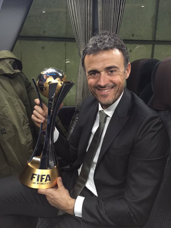 Luis Enrique cười đầy hạnh phúc bên chiếc Cúp.