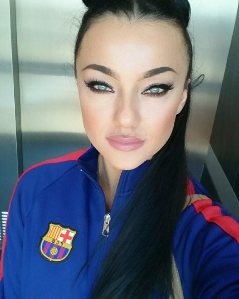 Siêu mẫu Kasia Halela trong chiếc áo Barca.