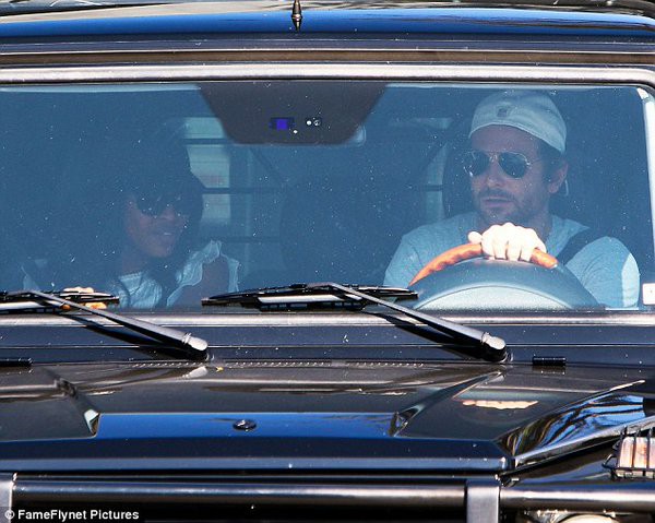 Diễn viên kiêm siêu mẫu đình đám Naomi Campbell xuất hiện trong xe của Bradley Cooper.