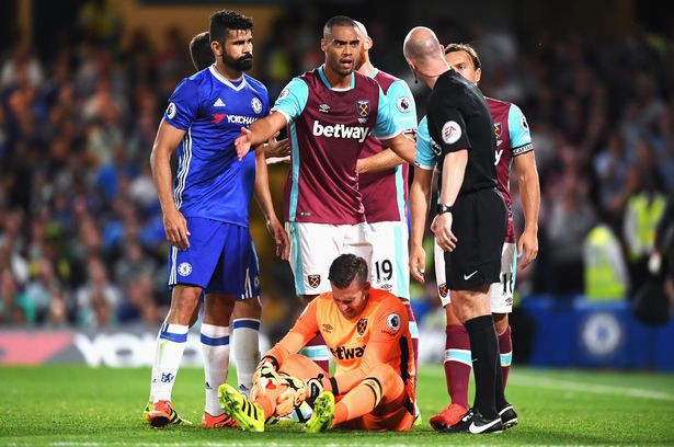West Ham bức xúc khi Costa không bị ăn thẻ.