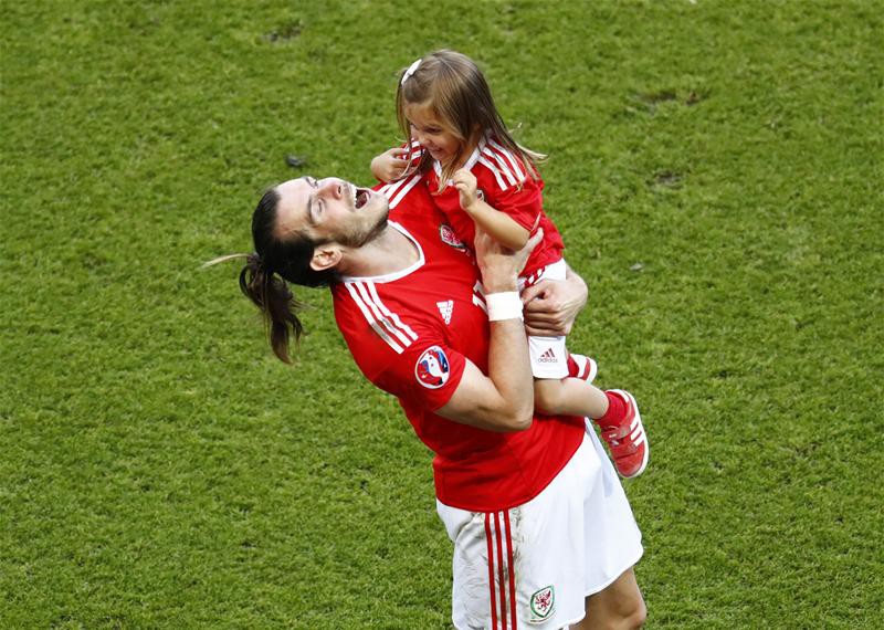 Gareth Bale đầy hạnh phúc bên con gái Alba Violet.