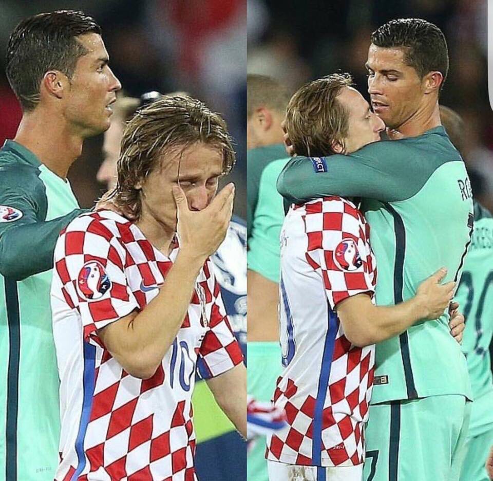 Ronaldo ôm chặt Modric.
