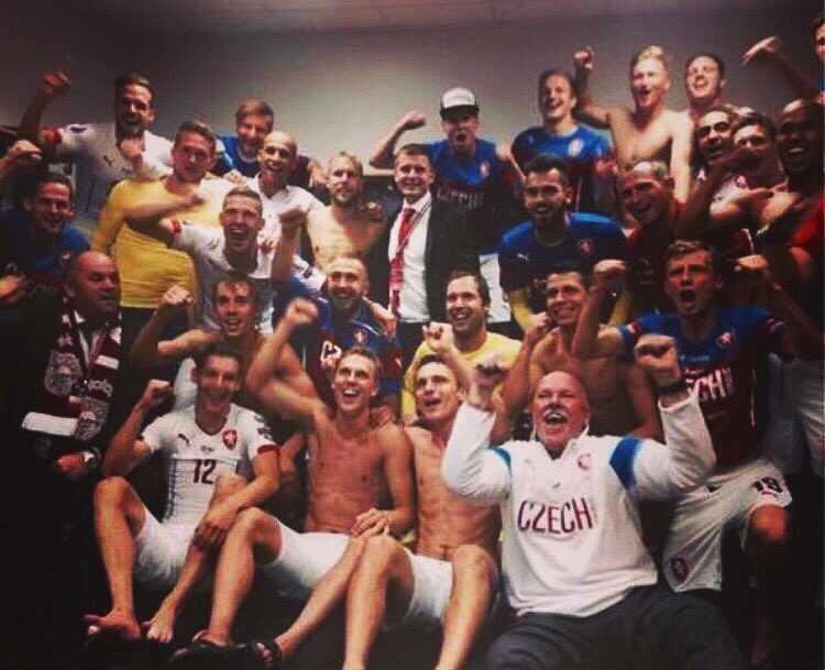 Bức ảnh chụp cùng các đồng đội tại CH Séc được Cech đăng tải trên trang cá nhân Twitter.