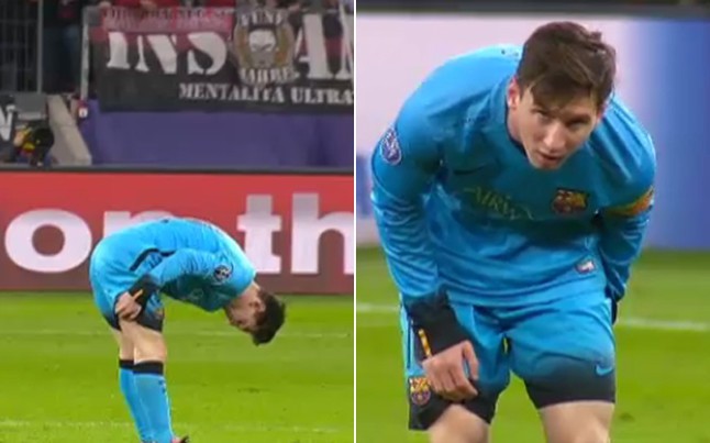Hành động đứng lại, dùng tay xoa nắn và ngắm nghía vùng chân kheo của Messi khiến fan không khỏi lo lắng. 