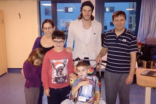 Bale chụp hình lưu niệm cùng gia đình Cian.