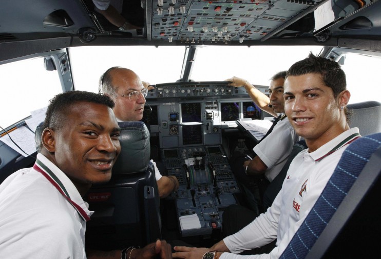 Ronaldo vẫn bay sang lục địa đen đều đặn nhờ phi cơ riêng.
