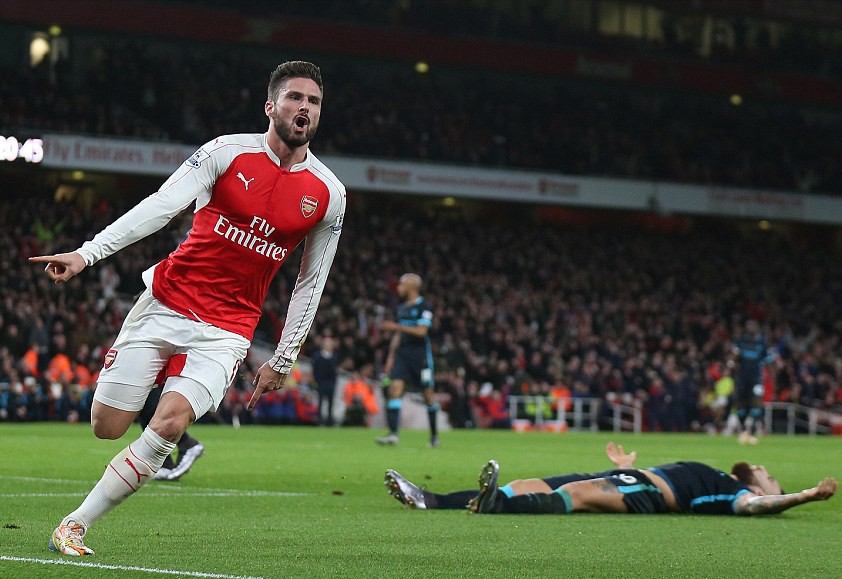 Giroud ăn mừng bàn thắng thứ 2 của Arsenal, giúp Pháo thủ nhân đôi tỷ số cách biệt 2-1 trước Man city.