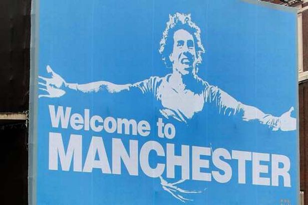 Tấm poster chào đón Carlos Tevez từng được Man City sử dụng năm 2009.