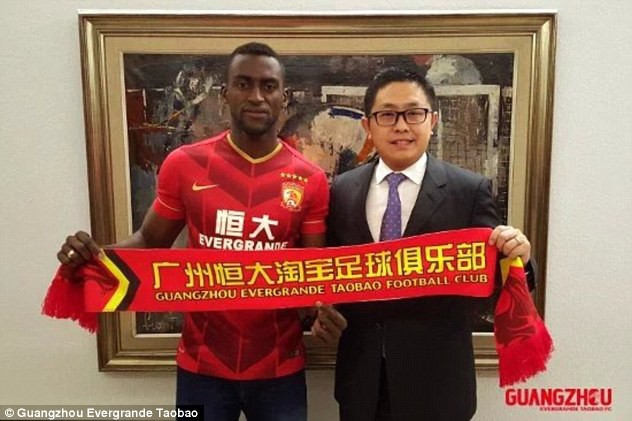 Quảng Châu Evergrande mua Jackson Martinez với mức giá kỷ lục 42 triệu bảng.