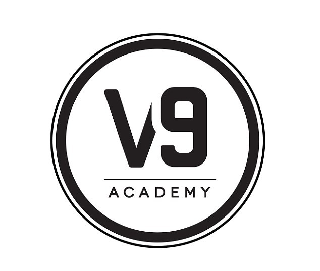 Logo học viện bóng đá V9 của Vardy.