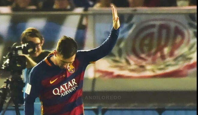 Lionel Messi giơ tay xin lỗi khi sút tung lưới đội bóng quê nhà.