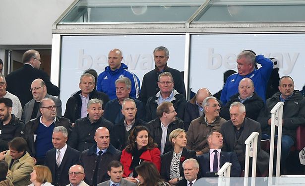 Jose Mourinho bị đuổi lên khán đài ở trận thua West Ham mới đây.
