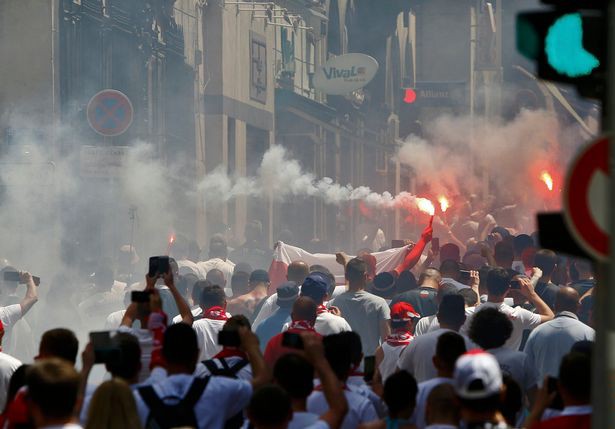 CĐV Ba lLan diễu hành bằng pháo sáng tại Marseille.