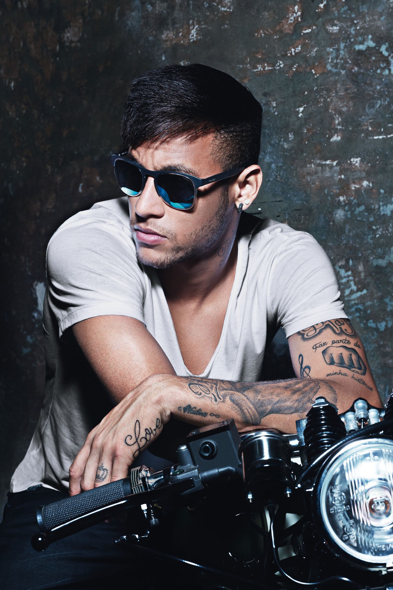 Neymar là một gã trai hào hoa, đa tình.