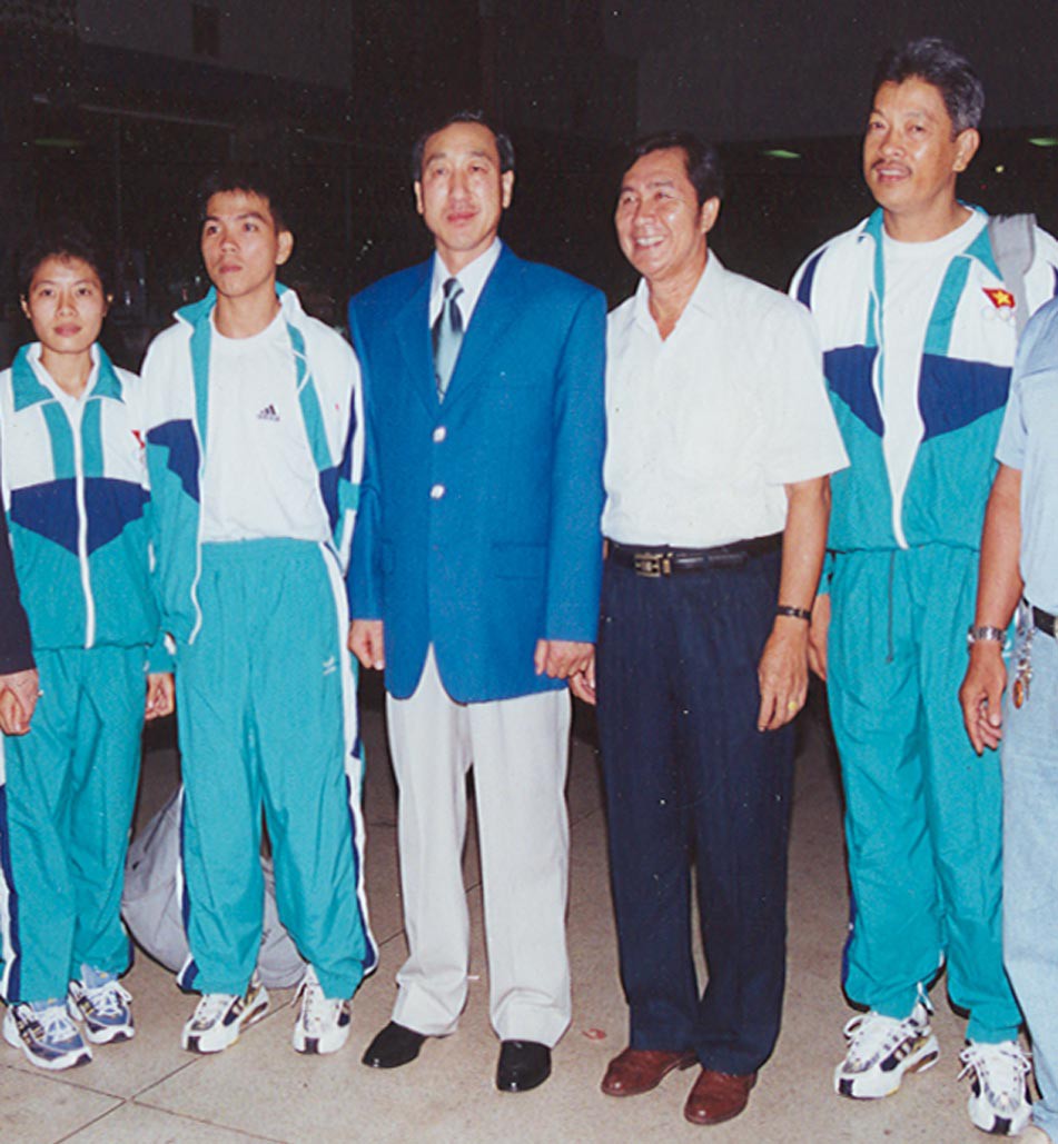 Quang Hạ (đứng thứ 2 từ trái qua phải).