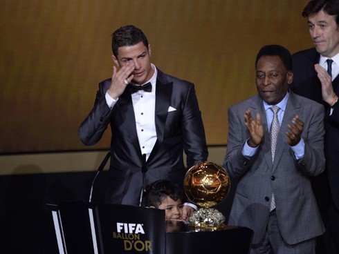 Cristiano Ronaldo rơi nước mắt khi giành Quả Bóng Vàng năm 2013.