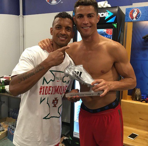 Nani vui mừng bên cạnh Chiếc giày bạc mà Ronaldo tặng.