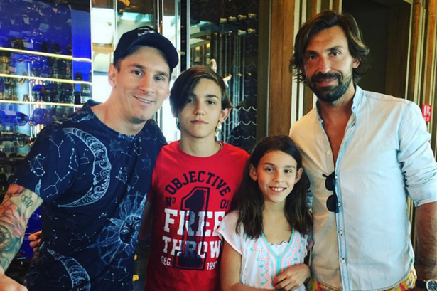 Messi và Pirlo tình cờ gặp nhau trong kỳ nghỉ tại Dubai.