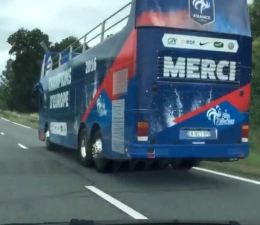 Hình ảnh chiếc xe buýt ăn mừng chiến thắng của ĐT Pháp.