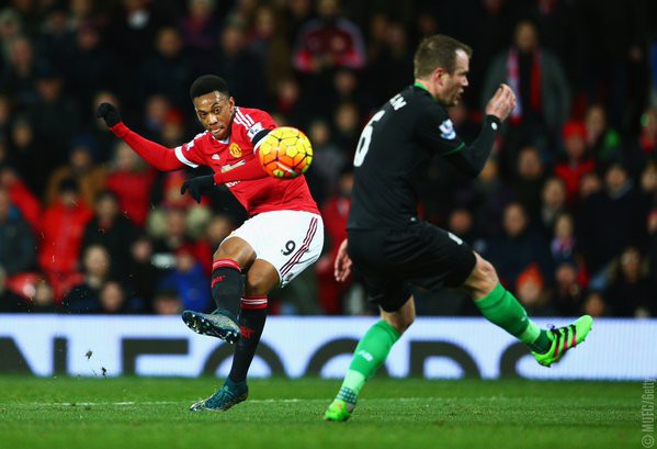 Anthony Martial ghi bàn thắng đẹp mắt trong chiến thắng 3-0 của Man Utd trước Stoke City.