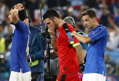 Gương mặt Buffon tỏ rõ sự thất vọng khi để thua Ba lan.
