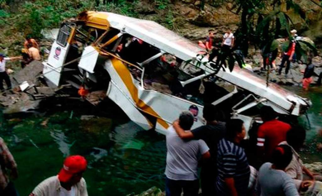 Tai nạn xe bus thảm khốc khiến 16 cầu thủ và NHM thiệt mạng.