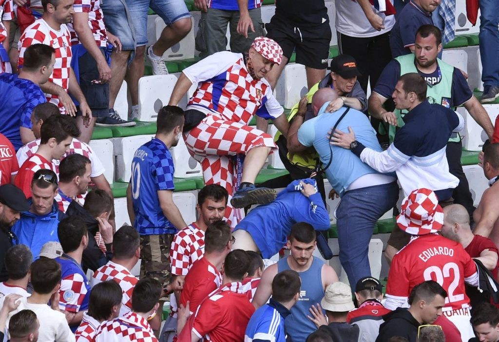 Hình ản CĐV Croatia gây bạo loạn hôm thứ Sáu trong trận hòa 2-2 giữa ĐT Croatia với CH Séc./