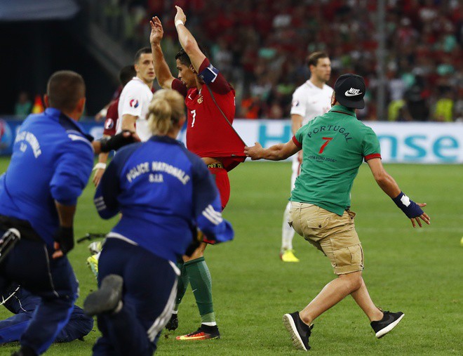 CĐV quá khích lao ra sân tiếp cận Ronaldo trong trận tứ kết giữa Bồ Đào Nha - Ba Lan.