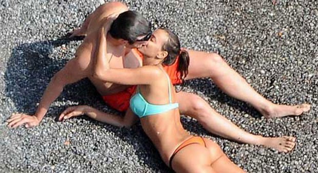 Irina và Bradley trao nhau nụ hôn cực ngọt trên bãi biển.