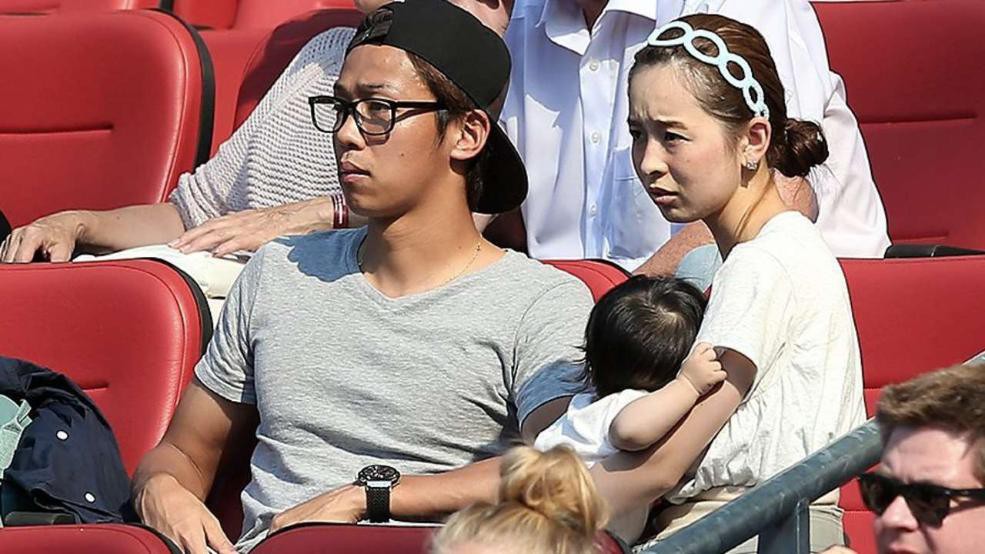 Hiroshi Kiyotake lo lắng khi vợ bị động thai.
