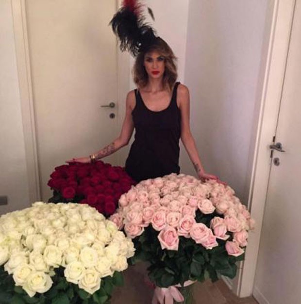 Hình ảnh Melissa bên 300 bông hồng được đăng tải trên mạng xã hội.