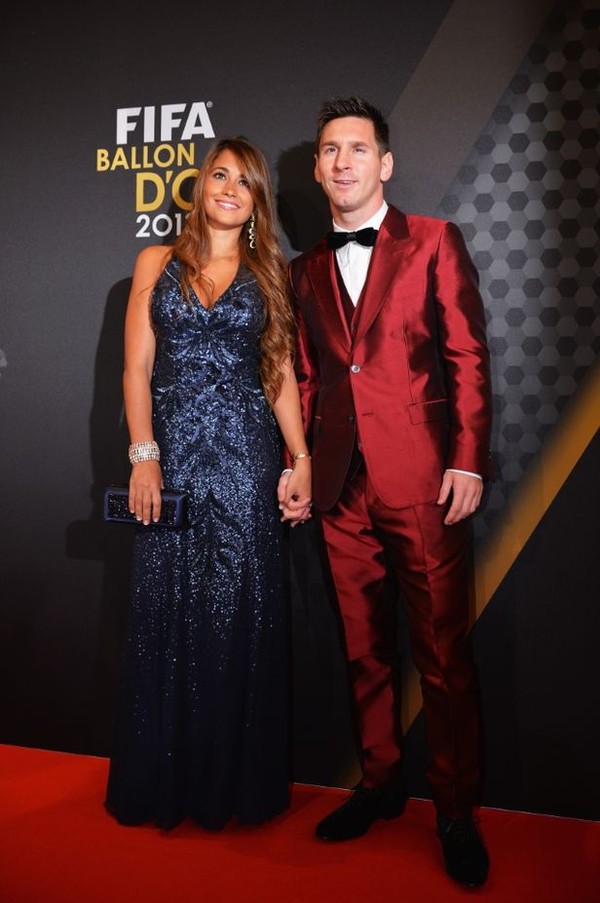 Cách vợ chồng Lionel Messi diện đồ ánh kim gây nghi ngờ đã biết trước việc  giành Quả bóng vàng 2021