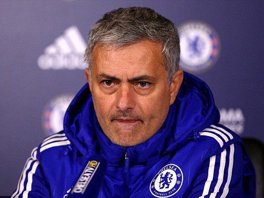 Mourinho tức giận khi các nàng WAGs chi phối hoạt động của các cầu thủ.