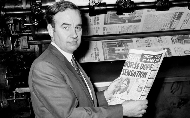 Murdoch năm 1969 và trên tay là phiên bản tạp trí đầu tiên của The Sun.