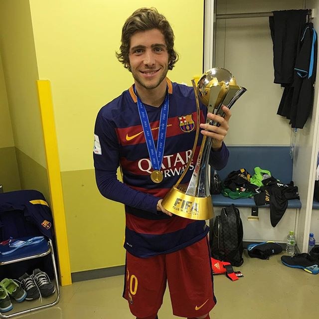 Sergi Roberto cũng đọ dáng bên chiếc Cúp cho bằng anh em.