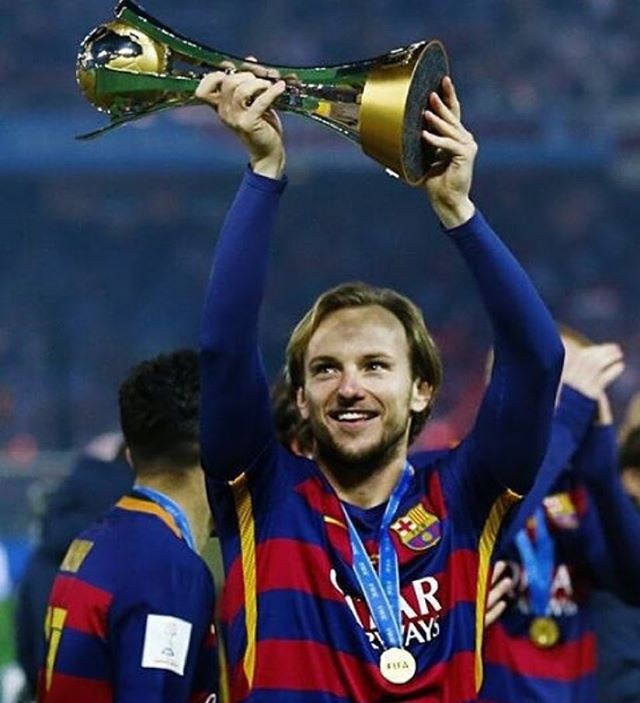 Rakitic giơ cao chiếc cúp.