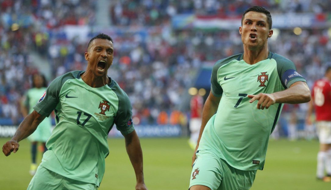 Ronaldo và Nani đầy cảm xúc khi ăn mừng bàn thắng.